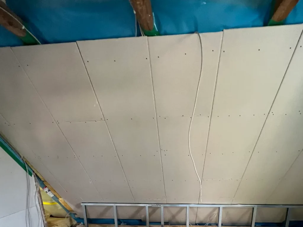 Decke mit Trockenbauplatten installiert