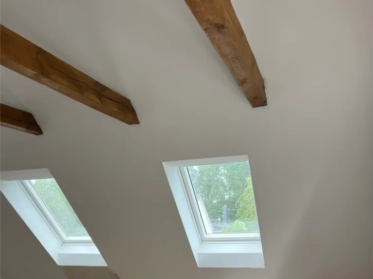 Dachfenster mit Holzträgern