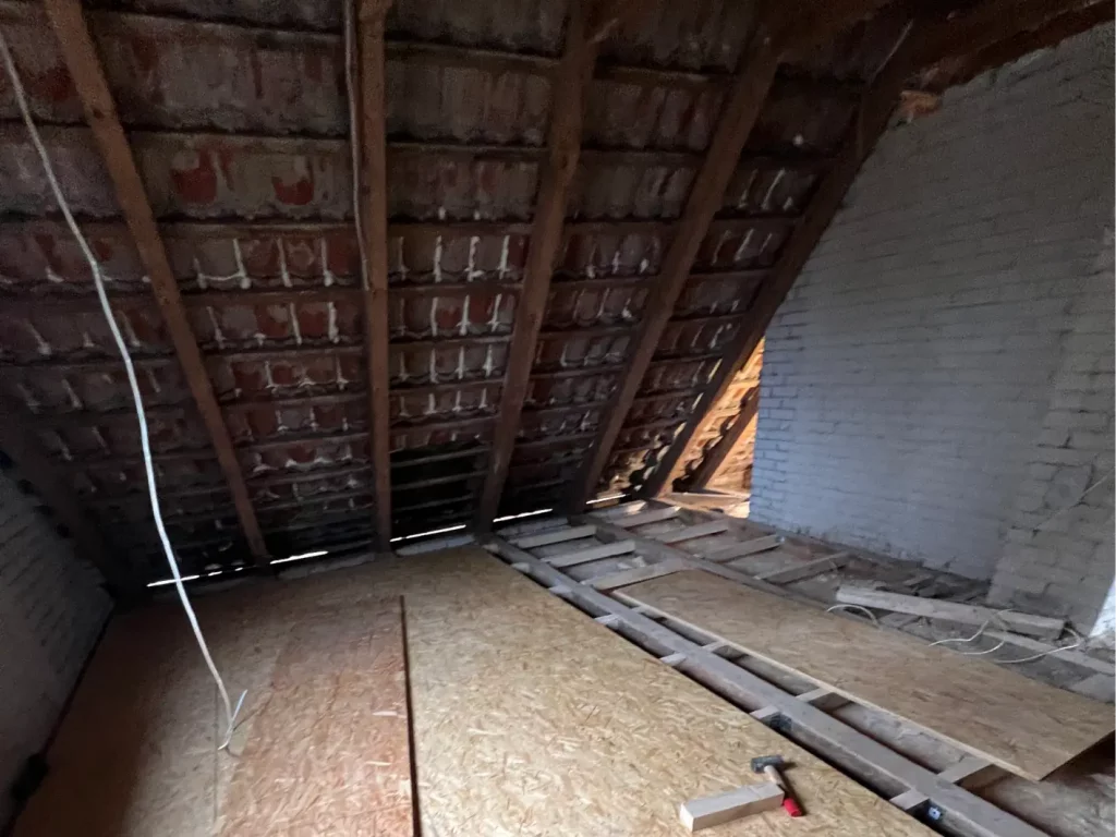 Dachboden mit unvollendeter Renovierung