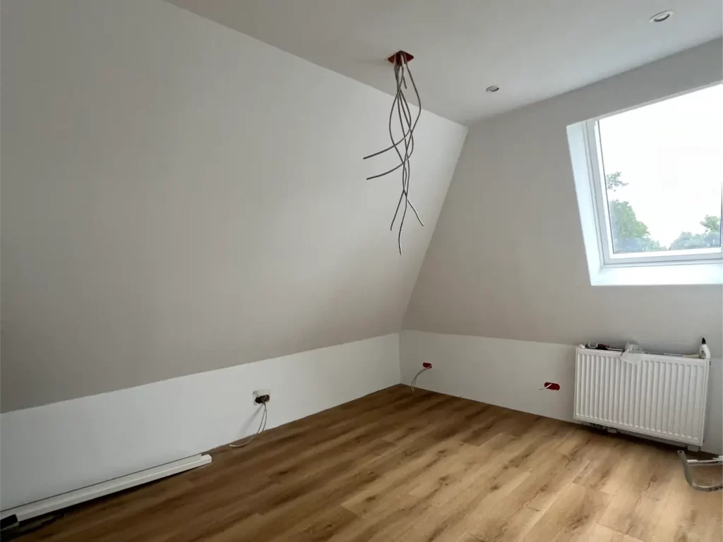 Leerer Raum mit schrägen Wänden