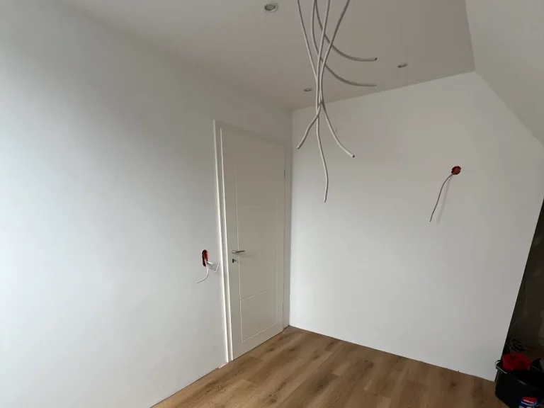 Leerer Raum mit weißen Wänden