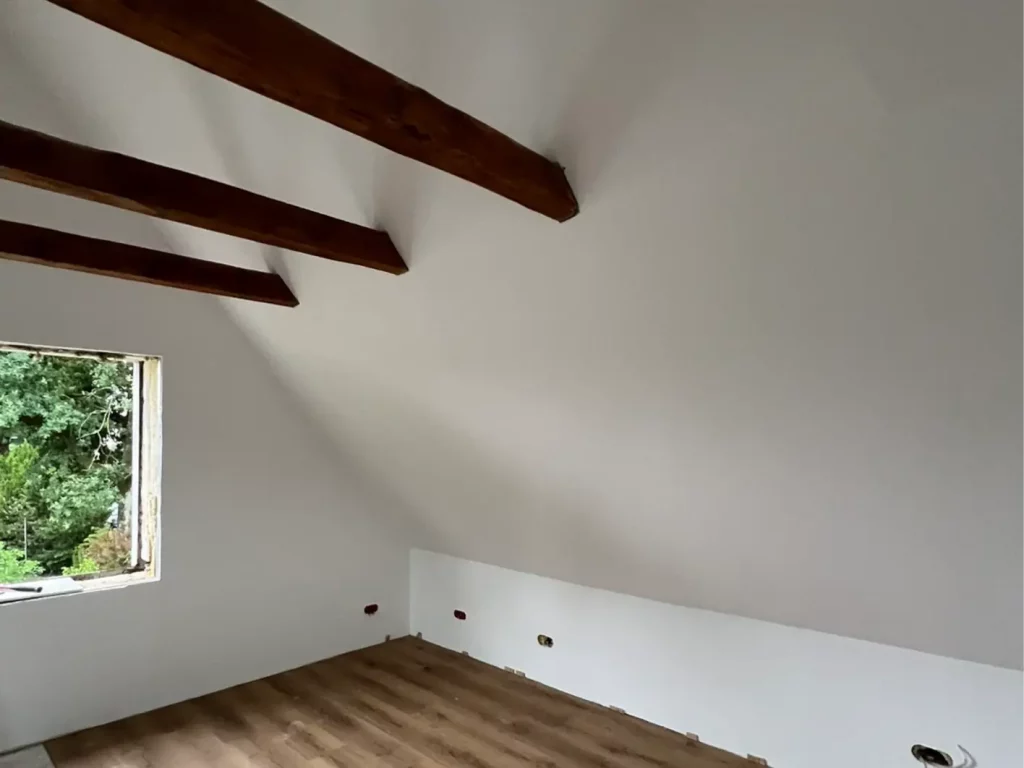 Leerer Raum mit Holzdecke und Fenster