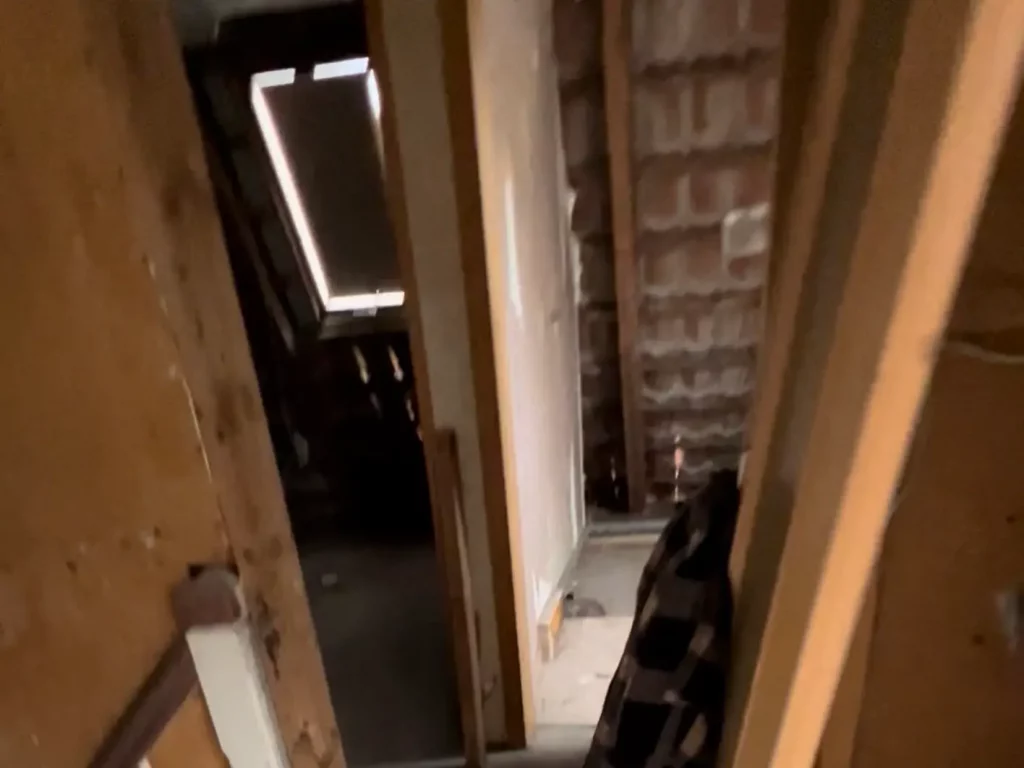 Dunkler Flur mit Holzrahmen