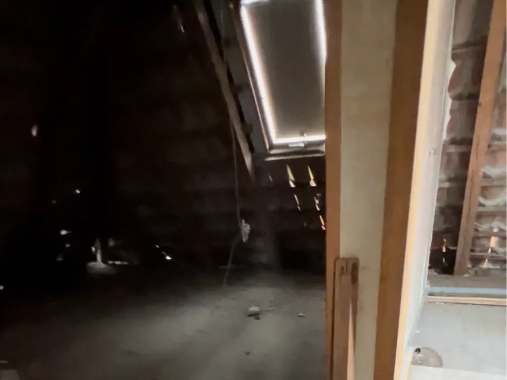 Dunkler Dachboden mit Lichtschacht