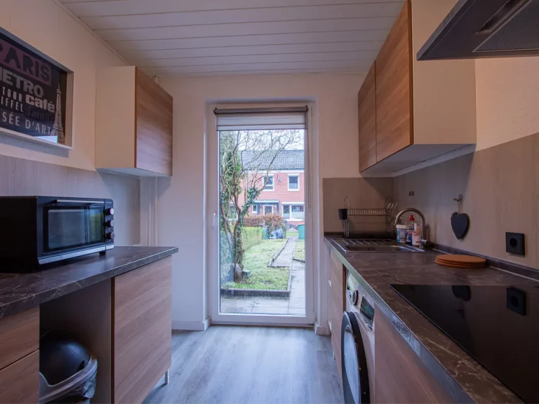 Moderne Küche mit Blick nach draußen